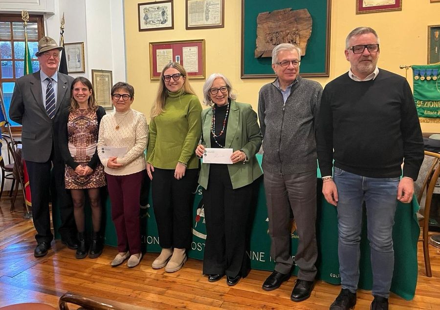 Foto di gruppo al termine della cerimonia di consegna dei fondi raccolti