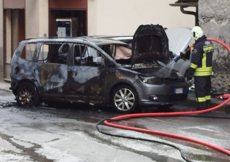 Divampa incendio fra auto, panico a Valtournenche Divampa incendio fra auto, panico a Valtournenche