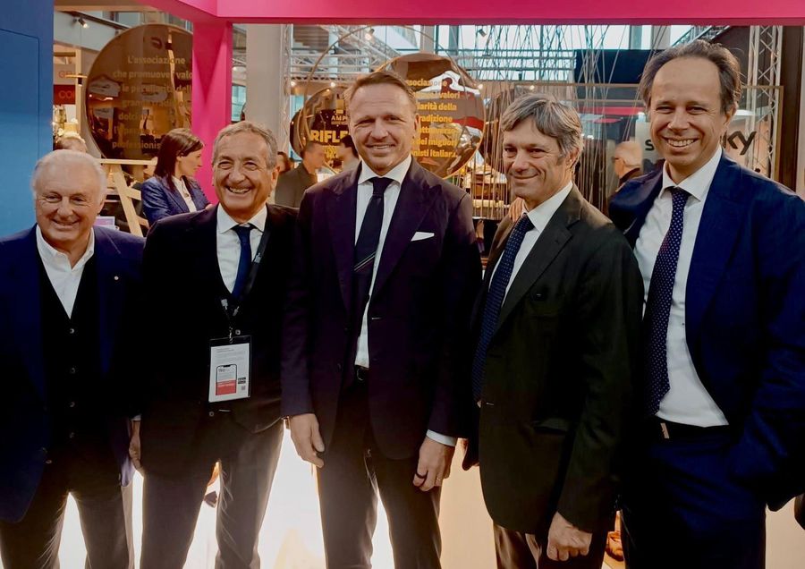 Da sn il presidente di Confcommercio VdA, Graziano Dominidiato; il membro del Consiglio Direttivo EPAM-Fipe Milano, Rodolfo Citterio; il Ministro Francesco Lollobrigida; il presidente di Agenzia Ice, Matteo Zoppas e il direttore generale di Fipe, Roberto Calugi