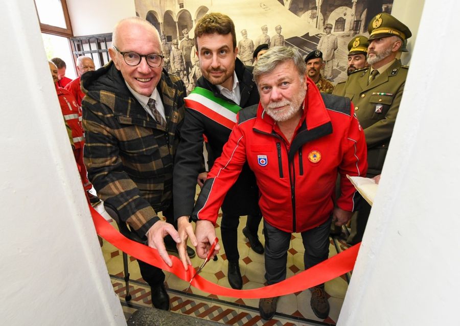 Taglio del nastro nella nuova sede dell'ufficio storico CRI a Chavonne Taglio del nastro nella nuova sede dell'ufficio storico CRI a Chavonne