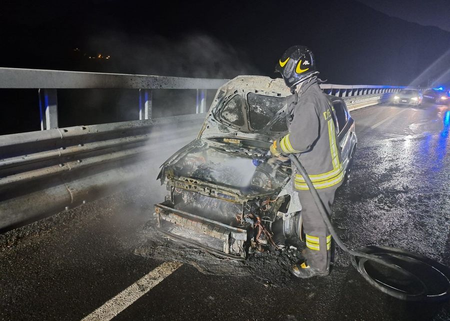 Le fiamme distruggono un'auto a Gignod, conducente illesa
