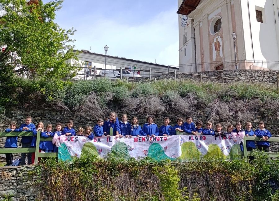 Foto di gruppo per i bimbi del paese