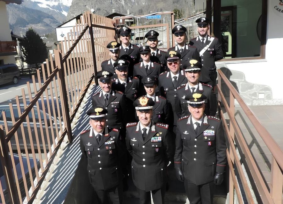 Il Generale dei carabinieri, Riccardo Galletta, con il TenCol Livio Propato e i militari della Stazione di Courmayeur