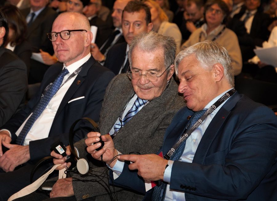 Da sn il Presidente della Giunta, Renzo Testolin, Romano Prodi e l'assessore regionale Luciano Caveri