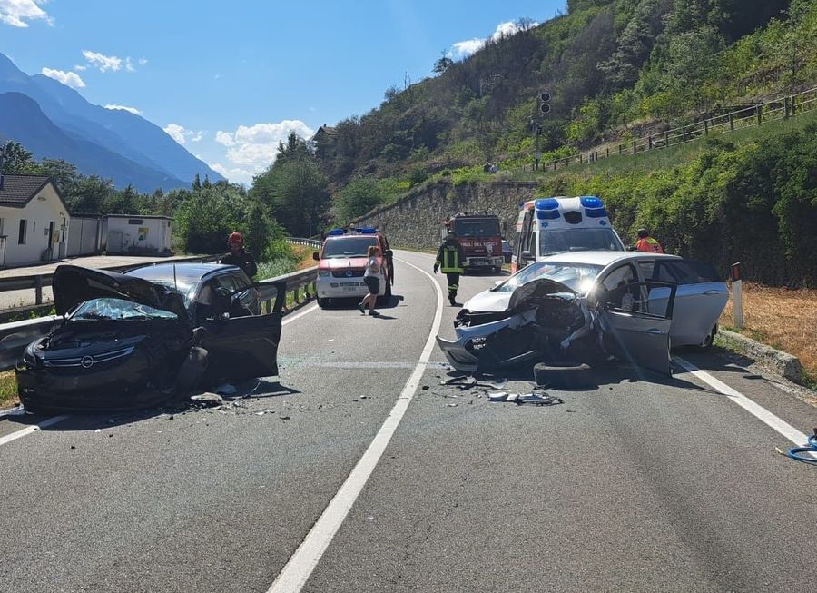 Quattro feriti in un frontale tra due vetture sulla statale 26 a Pontey Quattro feriti in un frontale tra due vetture sulla statale 26 a Pontey