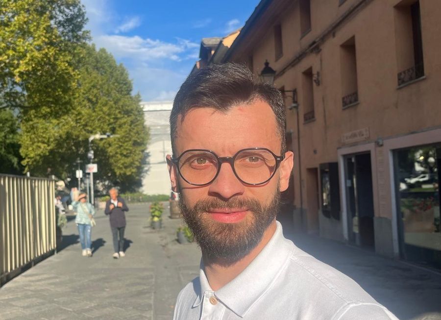 Fabio Giachino, il barman-artista candidato con Pour l’Autonomie per cambiare Aosta
