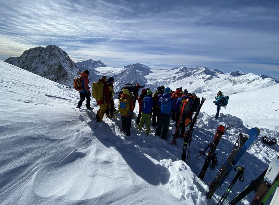 Un corso di formazione su valanga (foto Luca Maspes; nell'articolo foto di Demis Cinti)