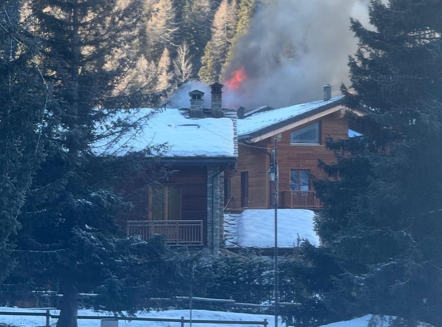 La Thuile, evacuato il condominio Le Col de Neige per un incendio al tetto