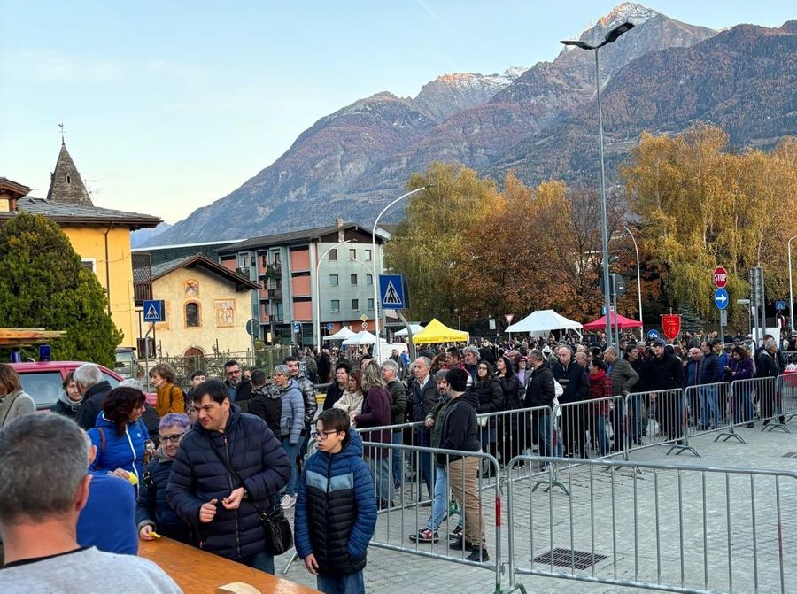 Aosta, folla e 13 quintali di castagne alla Festa Patronale di Saint-Martin de Corléans Aosta, folla e 13 quintali di castagne alla Festa Patronale di Saint-Martin de Corléans