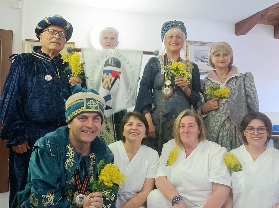 Tra solidarietà e 8 Marzo, 'i Challant a Chatillon' portano mimose e sorrisi agli anziani