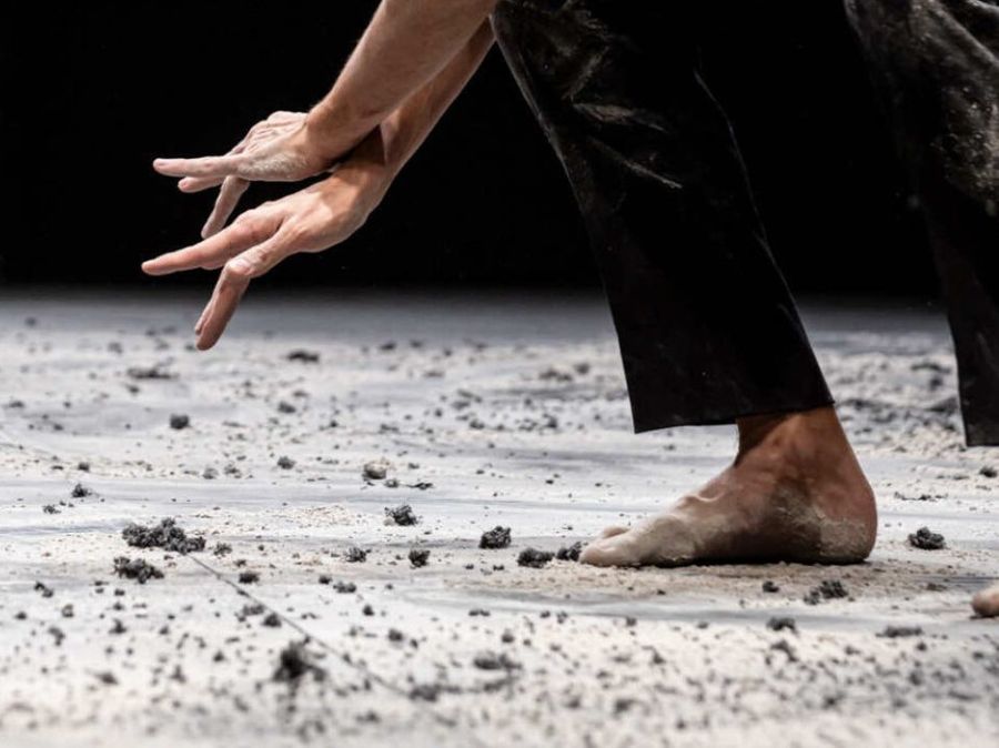 In piedi a sn Luna Rainero e la seconda da dx Sofia Maria Barmasse con al centro la docente Valeria Fiore In piedi a sn Luna Rainero e la seconda da dx Sofia Maria Barmasse con al centro la docente Valeria Fiore