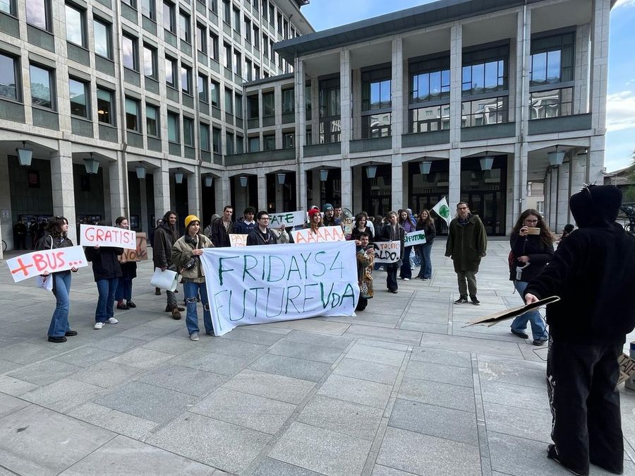 Sono tornati in piazza ad Aosta gli studenti di Fridays for Future