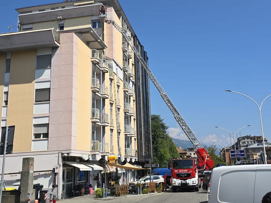Aosta, da un condominio calcinacci sulle auto Aosta, da un condominio calcinacci sulle auto