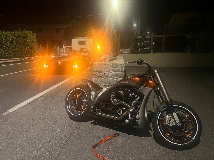 La moto custom di Cristian Toninelli dopo l'incidente