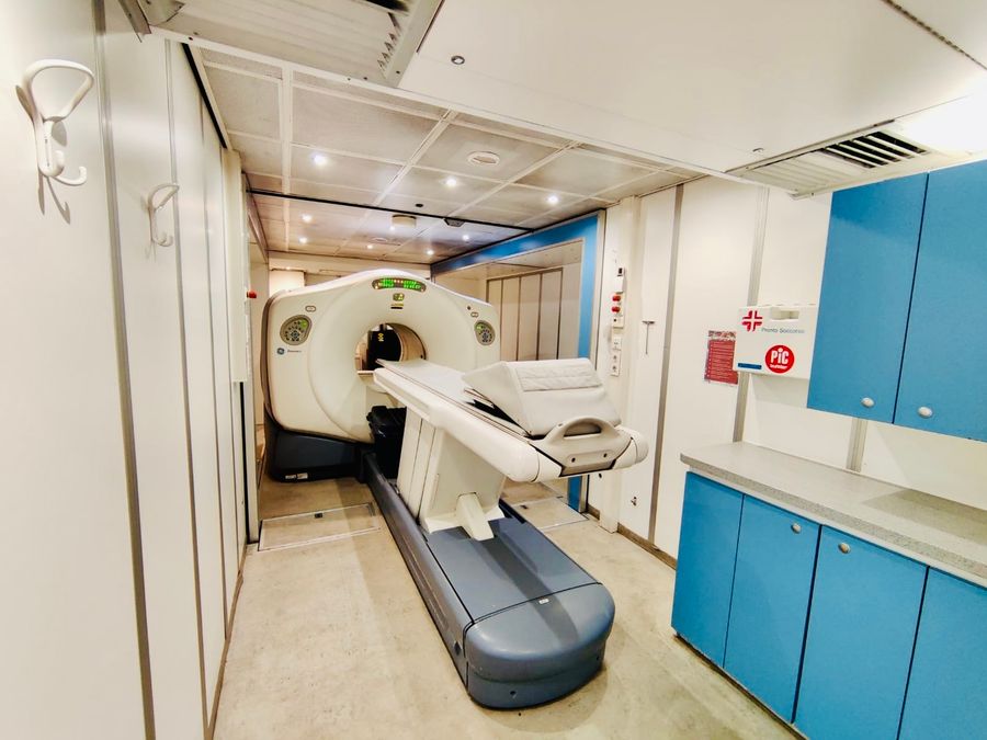 Lo staff medico in servizio alla risonanza magnetica del 'Parini'