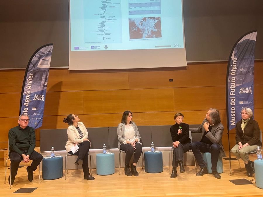 Sindaco e progettisti sul palco della Sala polivalente di Arvier