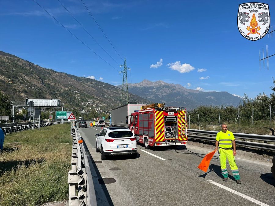 Vigili del fuoco all'opera in autostrada (immagine di repertorio)