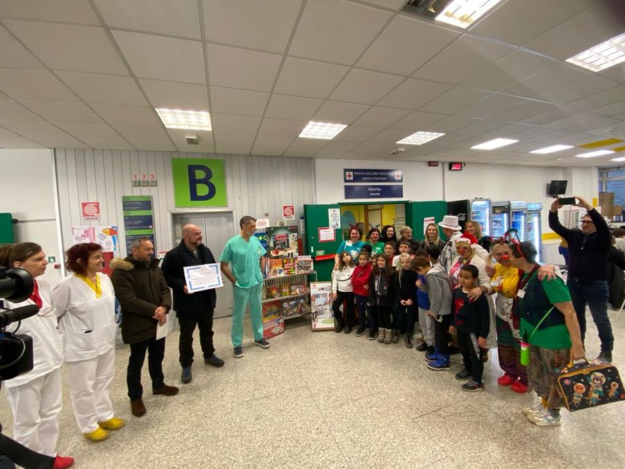Giocattoli per i bimbi della Pediatria al Beauregard donati dalla scuola 'E. Lexert'