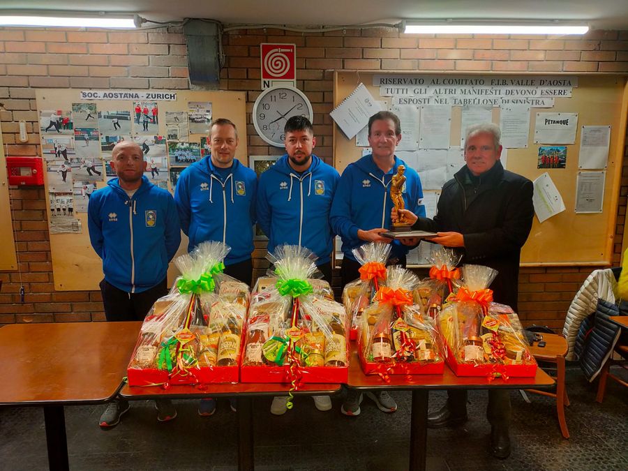 Nella foto da dx Elio e Paolo Contoz, figli di Ilario cui è dedicato il Trofeo Nella foto da dx Elio e Paolo Contoz, figli di Ilario cui è dedicato il Trofeo