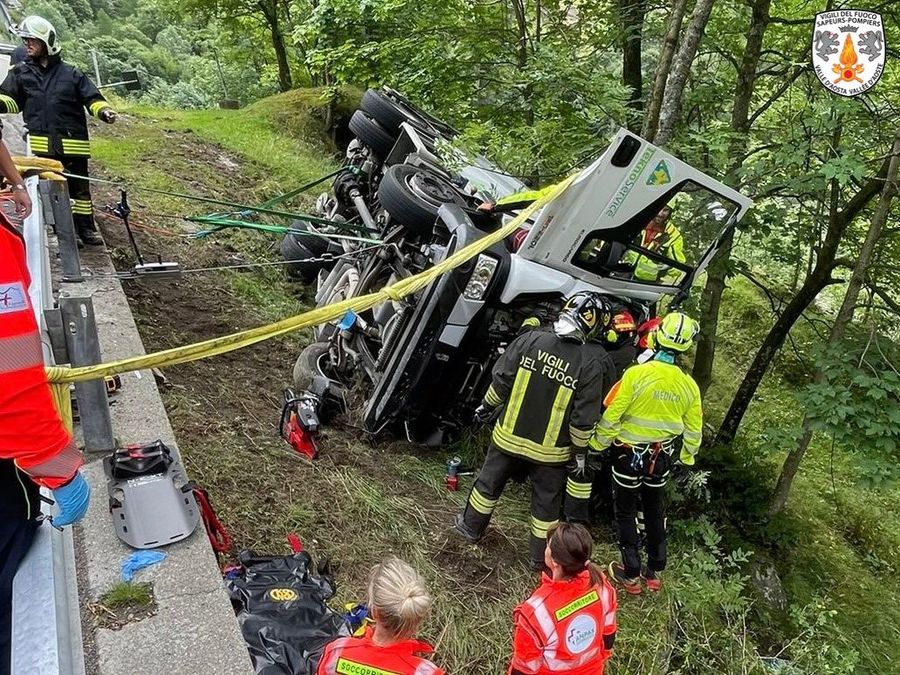 Camion esce di strada lungo la strada del Lys: conducente ferito Camion esce di strada lungo la strada del Lys: conducente ferito