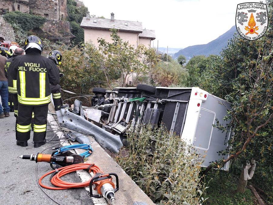 Camper finisce in scarpata ma gli alberi fermano la caduta; un ferito
