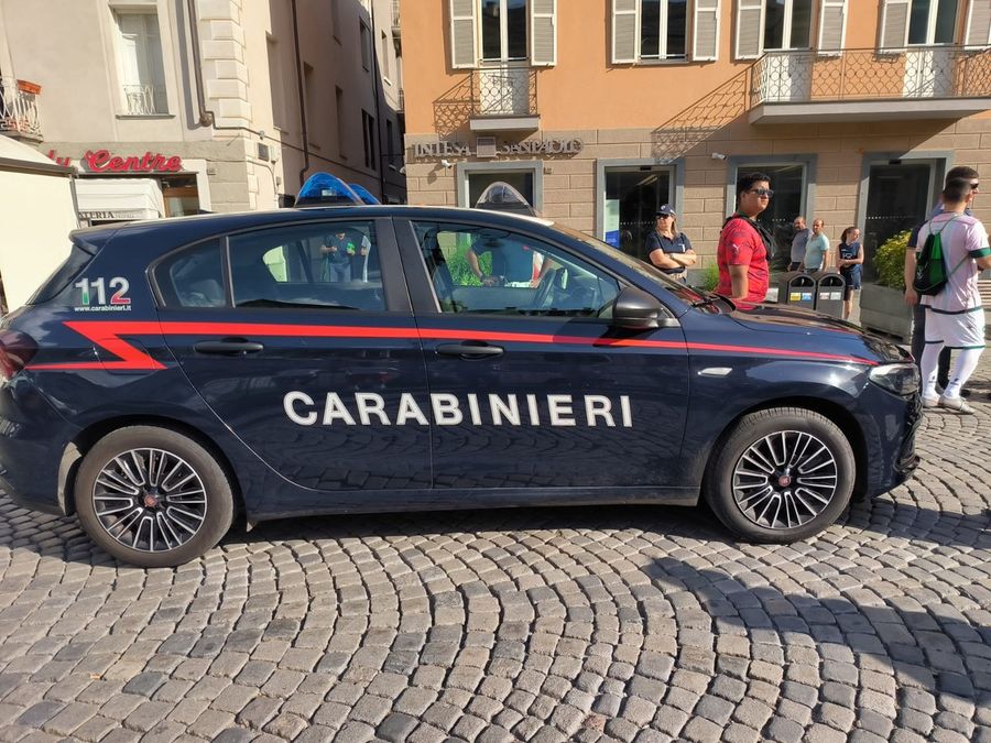 Una pattuglia del Radiomobile dei carabinieri intervenuta insieme alle Volanti della polizia in piazza Chanoux Una pattuglia del Radiomobile dei carabinieri intervenuta insieme alle Volanti della polizia in piazza Chanoux
