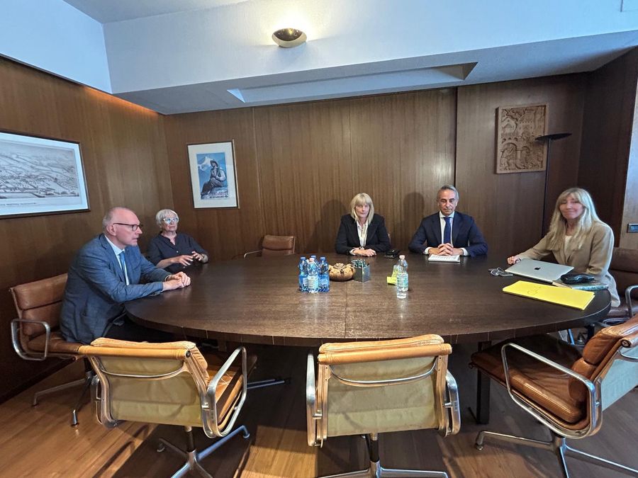 Il primo breve incontro tra il solo Presidente della Giunta, Renzo Testolin e il Cda della Casino spa il 30 giugno scorso a Saint-Vincent Il primo breve incontro tra il solo Presidente della Giunta, Renzo Testolin e il Cda della Casino spa il 30 giugno scorso a Saint-Vincent