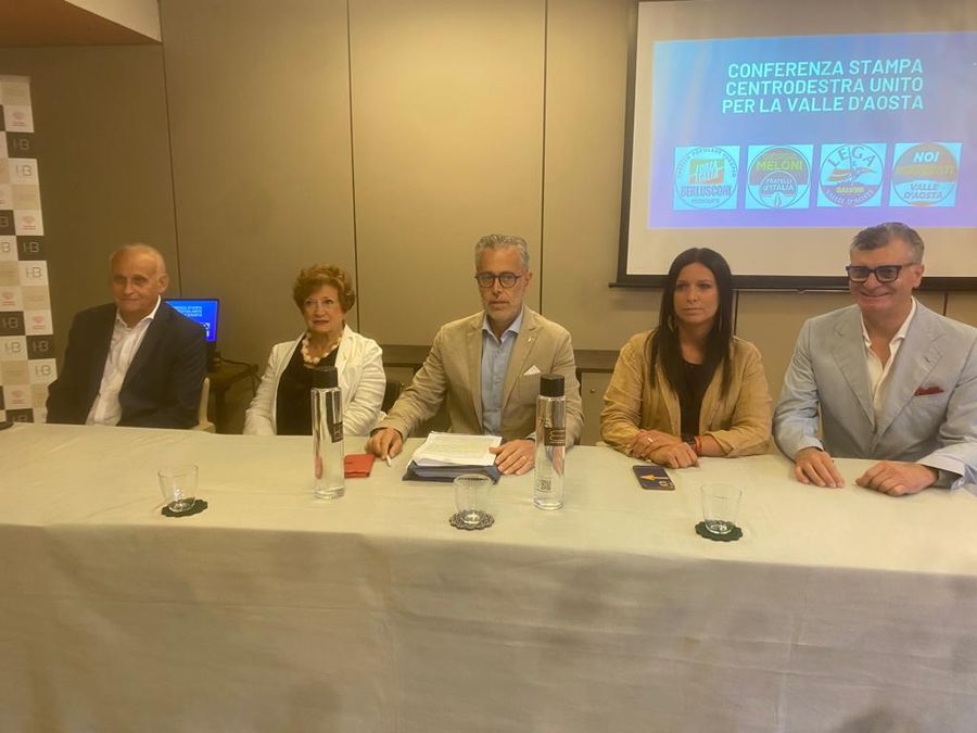 Esponenti del cdx valdostano in conferenza stampa (foto d'archivio)