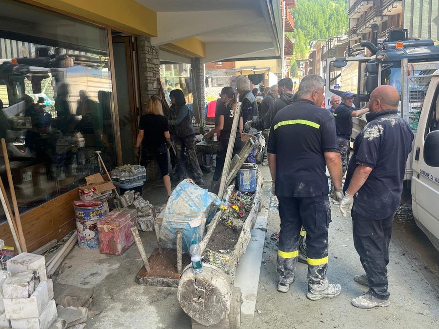 Un dei tanti interventi in centro paese a Cervinia