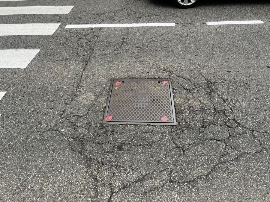 Aosta: pozzetto a rischio infossamento, via Festaz chiuderà al traffico Aosta: pozzetto a rischio infossamento, via Festaz chiuderà al traffico