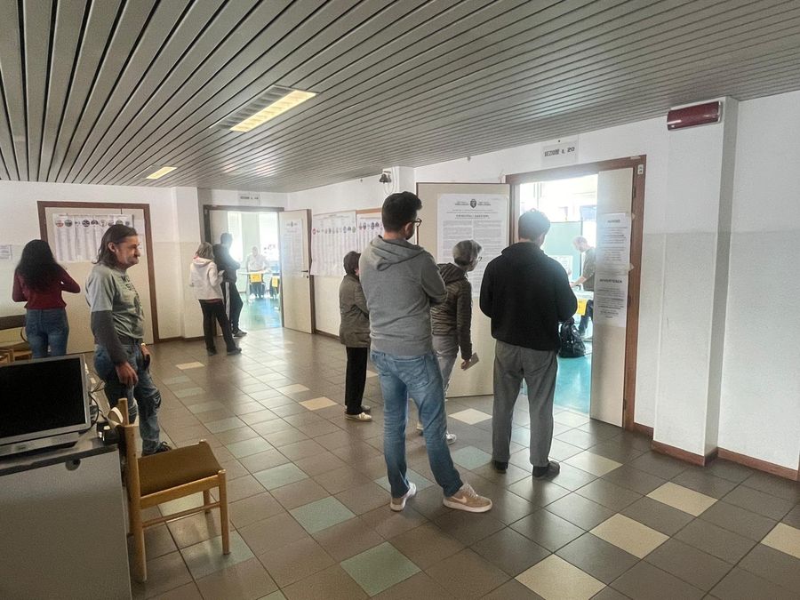 Elettori in fila ai seggi della scuola St-Roch di Aosta