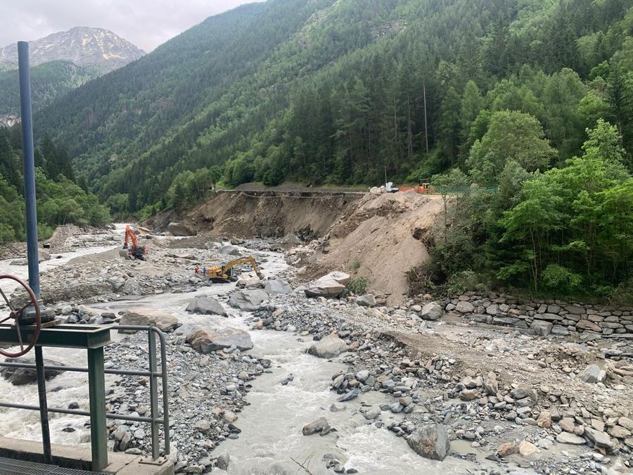 Dopo alluvione: due scavatori a Chevril di Cogne per ripristinare l'alveo del Grand Eyvia