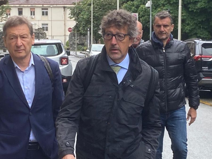 Ezio Colliard insieme all'avvocato Corrado Bellora all'ingresso del Palazzo di Giustizia di Aosta