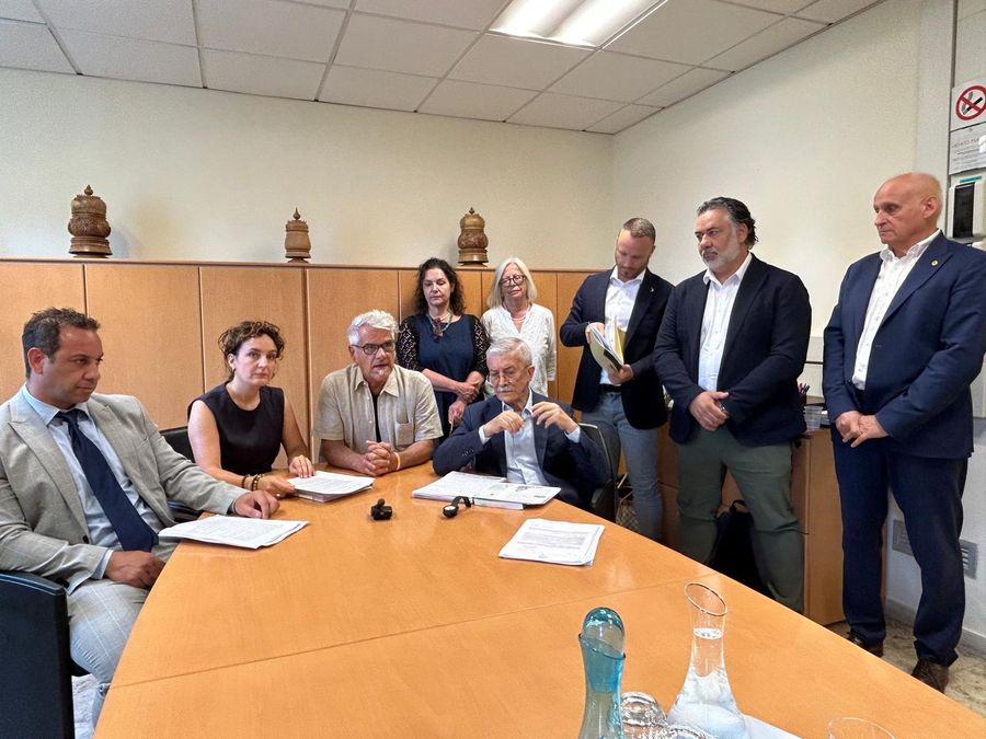 I promotori dell'iniziativa durante l'illustrazione della circolare contestata