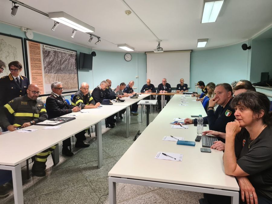 La riunione del CCS all'arrivo del capo della Protezione civile, Fabrizio Curcio, domenica sera