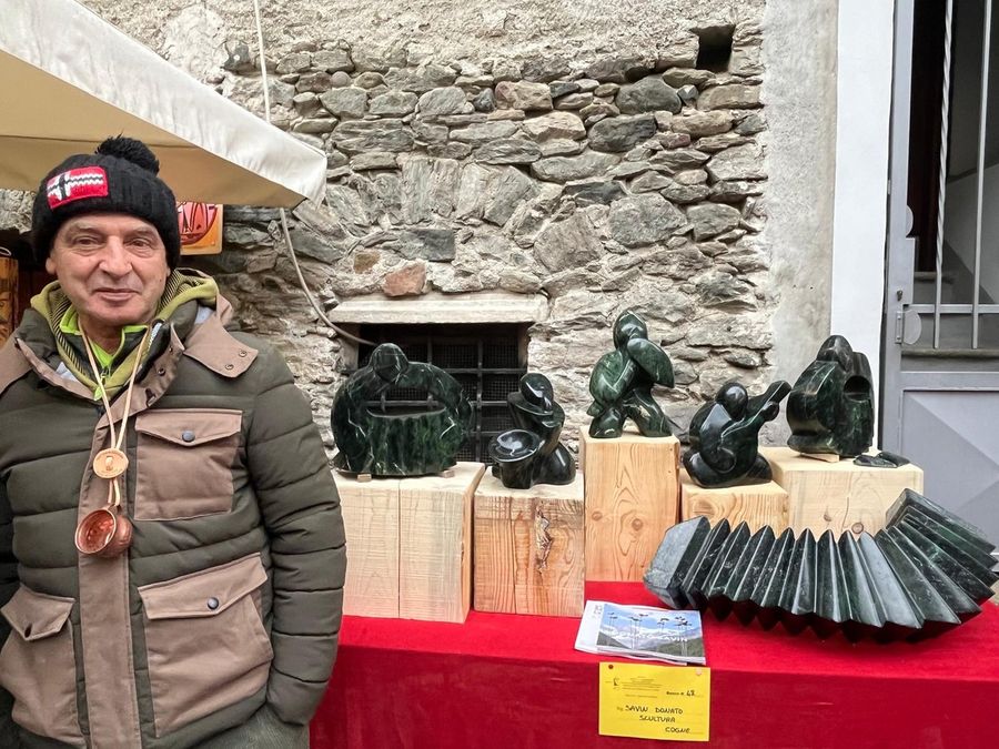 Donato Savin con alcune sue recenti opere alla Foire di Donnas di domenica scorsa