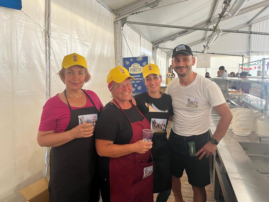 Decine di volontari sono impegnati a garantire il successo della festa (cliccare sull'immagine per avviare la minigallery) Decine di volontari sono impegnati a garantire il successo della festa (cliccare sull'immagine per avviare la minigallery)