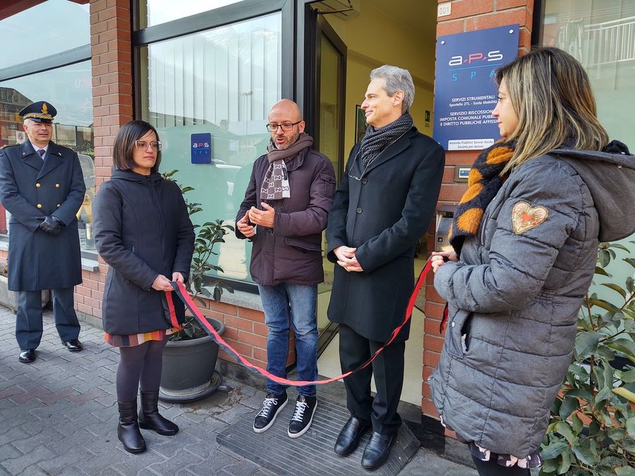 Matteo Fratini e Gianni Nuti (al centro della foto) durante l'inaugurazione dei nuovi uffici dell'Aps