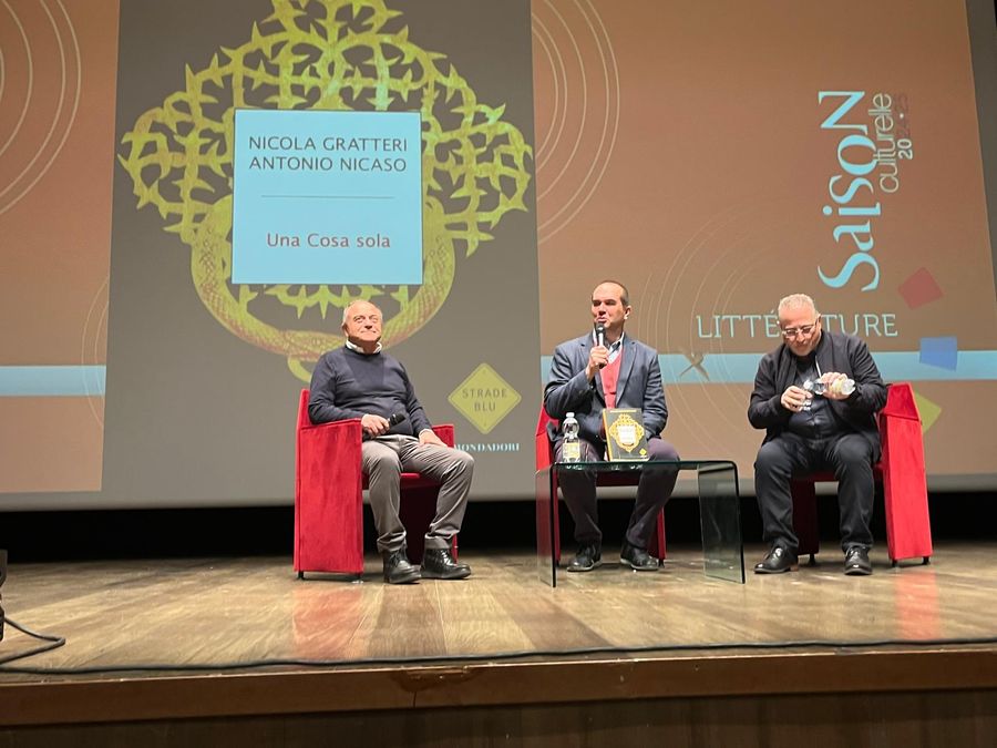 Da sn il procuratore capo di Napoli, Nicola Gratteri; il giornalista Christian Diemoz, moderatore dell'incontro e il saggista esperto di 'ndrangheta Antonio Nicaso Da sn il procuratore capo di Napoli, Nicola Gratteri; il giornalista Christian Diemoz, moderatore dell'incontro e il saggista esperto di 'ndrangheta Antonio Nicaso