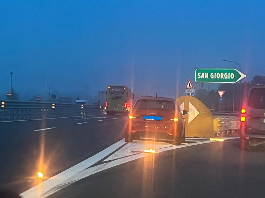 Tir in fiamme sulla A5, autostrada chiusa a san Giorgio in direzione Aosta Tir in fiamme sulla A5, autostrada chiusa a san Giorgio in direzione Aosta