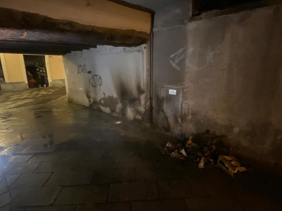 Incendiato il rifugio di un senzatetto fatto di cartoni e cassette di legno