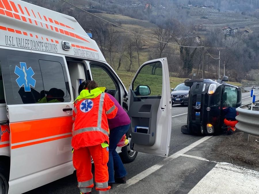 Soccorritori del 118 all'opera sulla scena di uno dei tanti incidenti stradali nella zona di Plantayes