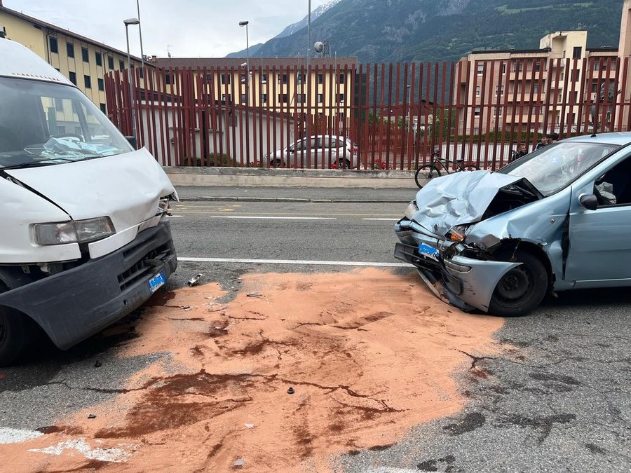 Aosta; auto contro furgone, feriti i conducenti
