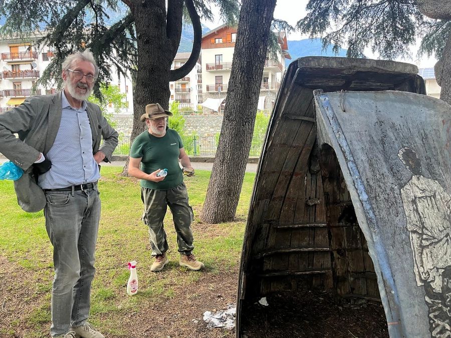 Marco Jaccond accanto alla sua opera durante il lavoro di ripulitura