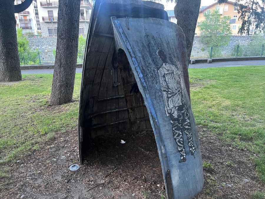 'Bimbi fate pipì nel vespasiano...', ma è una scultura dei 'Jolies Coins' di Aosta