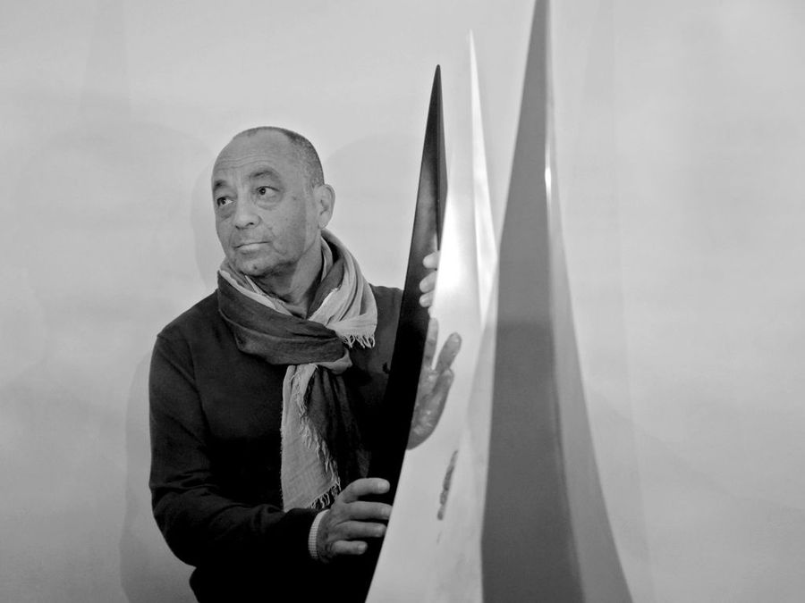 Andrea Leonardi a fianco di una sua opera