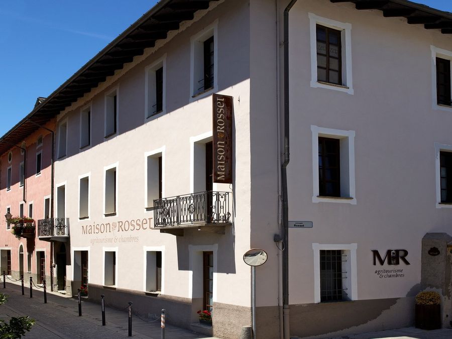 Nus, domato a tempo record incendio all'agriturismo Maison Rosset, che resta regolarmente aperto