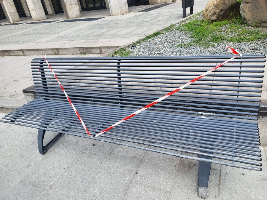 Nastro di sicurezza alla panchina 'instabile' davanti alla Regione