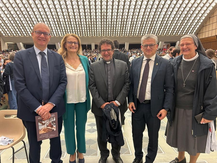 Da sn il ministro dell'Istruzione, Giuseppe Valditara; la presidente di Forma, Paola Vacchina (insieme a Papa Francesco nella foto nell'articolo); il presidente della Fondazione Luigi Clerici, don Massimiliano Sabbadini; L'assessore regionale Luigi Bertschy e la presidente del Ciofs-Fp, suor Manuela Robazza