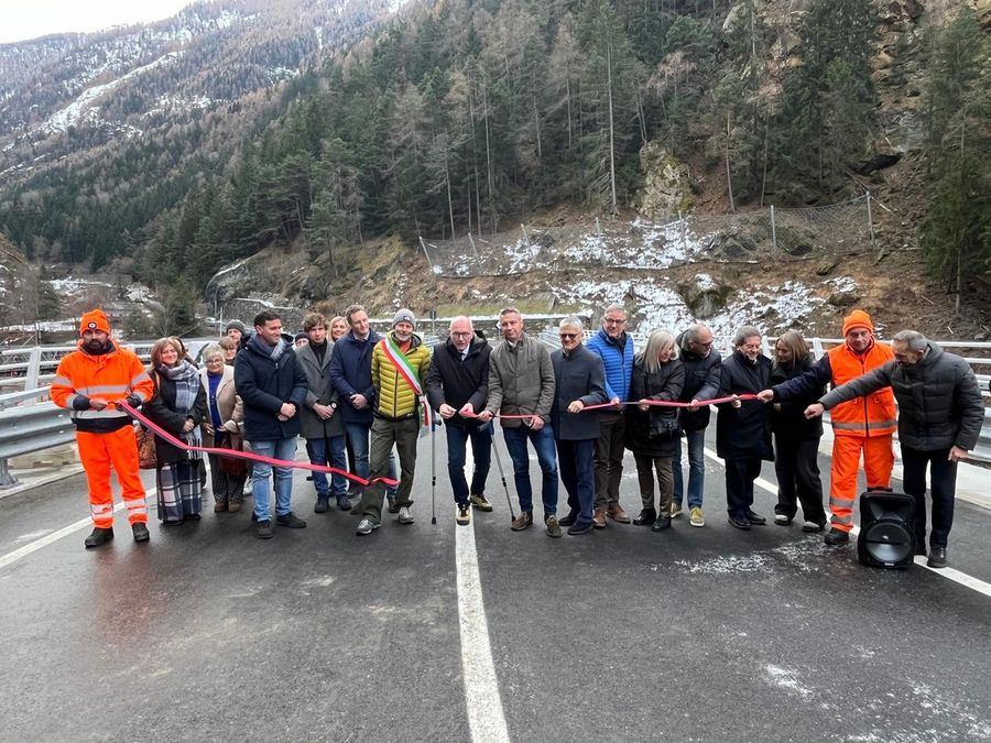 Aperto al traffico il nuovo ponte sulla regionale per Cogne Aperto al traffico il nuovo ponte sulla regionale per Cogne